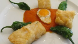 Recepta de cuina de Daus de bacallà amb tomàquet, ou de guatlla i pebrots del Padró